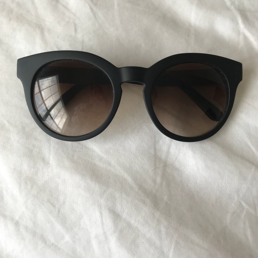 tory burch sunglasses. comes with sunglasses case